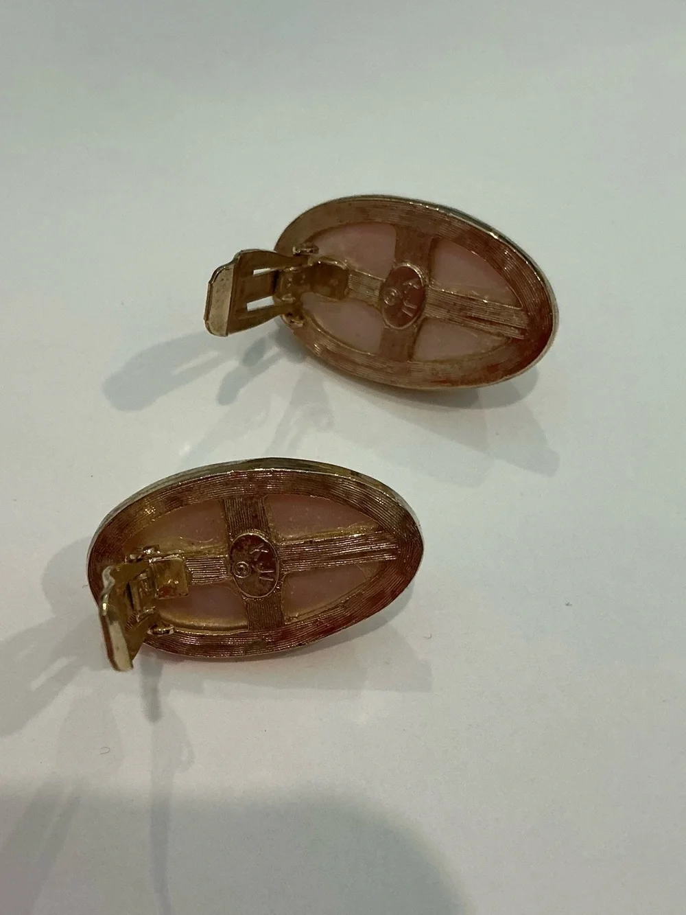 Kenneth Jay Lane Vintage Mabe Pearl Clip Earrings - Picture 4 of 5